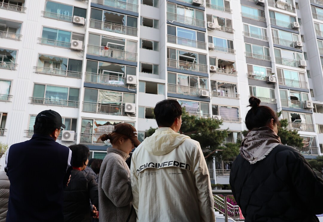 폭발 흔적 지켜보는 주민들