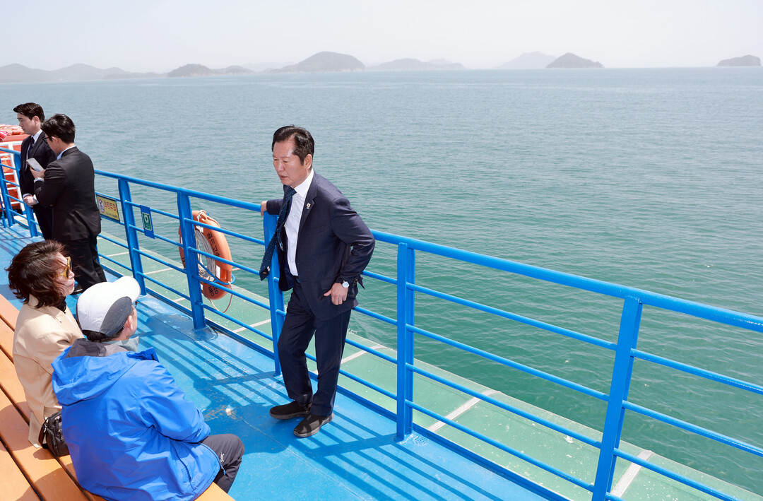 욕지도 향하는 더불어민주당 정청래 대...