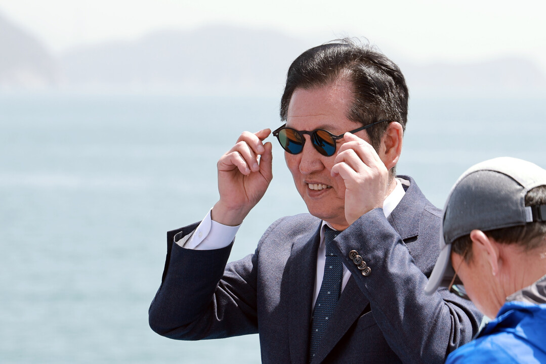 선글라스 착용해보는 민주당 정청래 대...